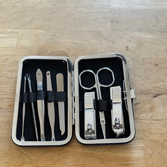 Grooming Kit - Picture 1 of 4